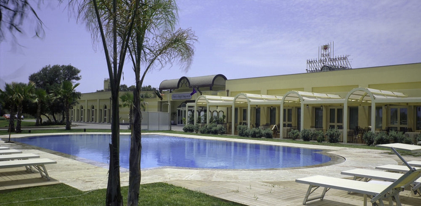 Imagen de la piscina del Hotel Nh Catania Parco Degli Aragonesi. Foto 16