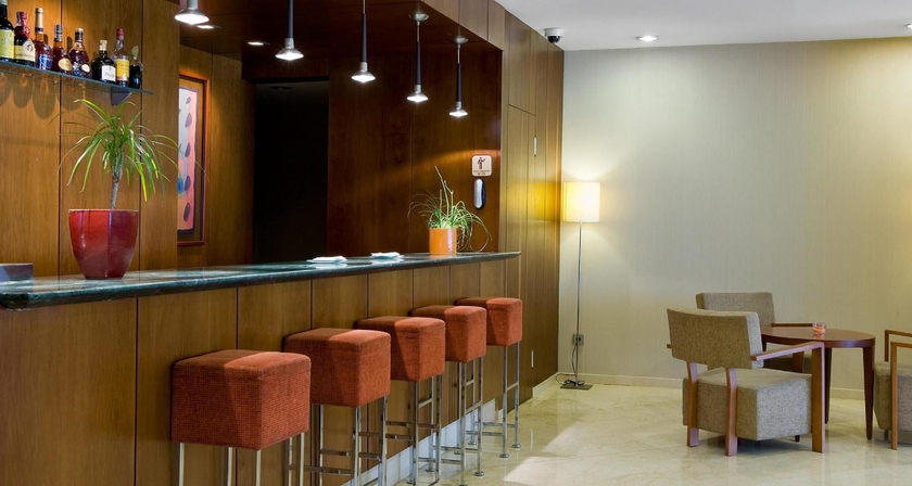 Imagen del bar/restaurante del Hotel Nh Ciudad De Valencia. Foto 4