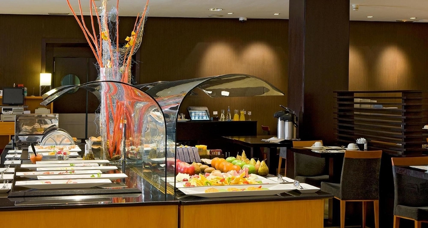 Imagen del bar/restaurante del Hotel Nh Ciudad De Valencia. Foto 5