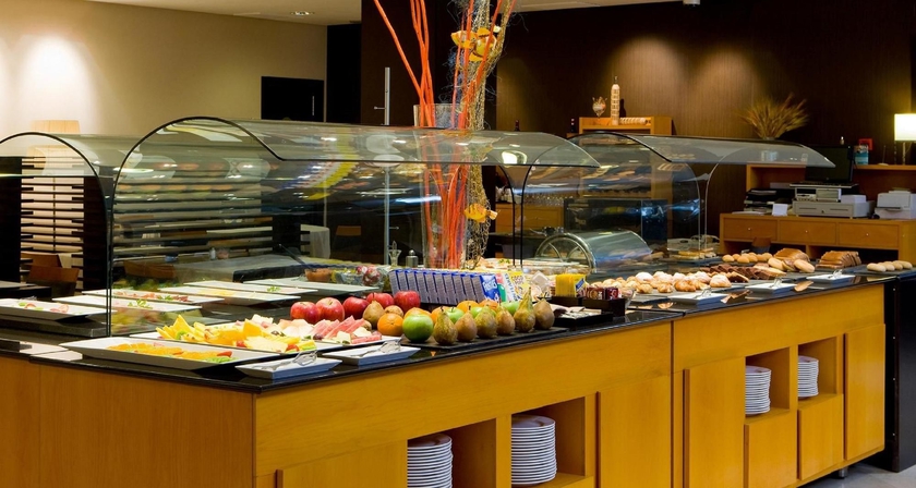 Imagen del bar/restaurante del Hotel Nh Ciudad De Valencia. Foto 7