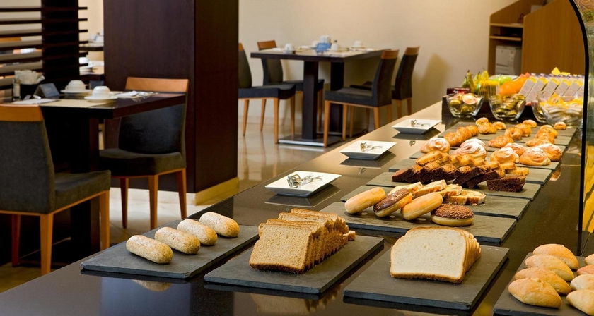 Imagen del bar/restaurante del Hotel Nh Ciudad De Valencia. Foto 8