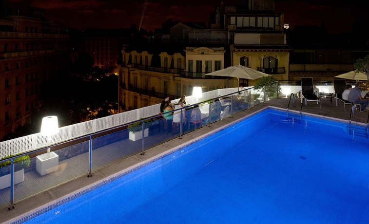 Imagen de la piscina del Hotel Nh Collection Barcelona Pódium. Foto 16