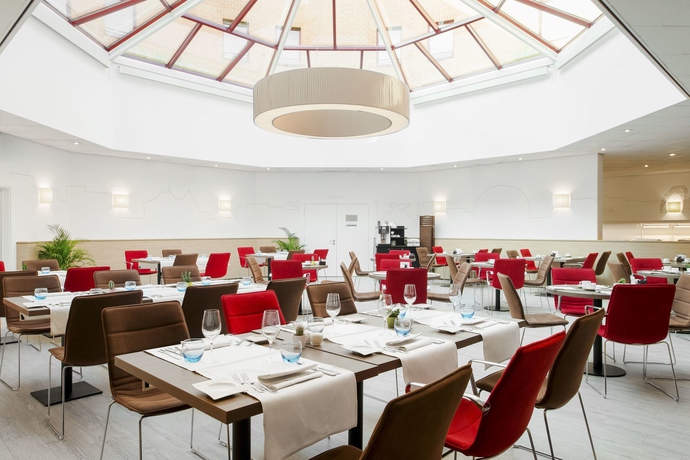 Imagen del bar/restaurante del Hotel Nh Geneva Airport. Foto 4