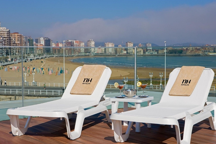 Imagen de la piscina del Hotel Nh Gijón. Foto 16