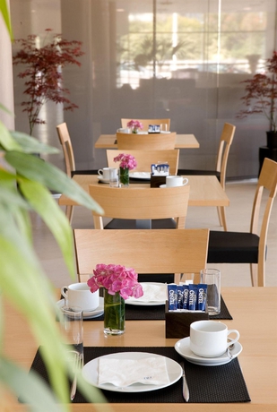 Imagen del bar/restaurante del Hotel Nh Gijón. Foto 6