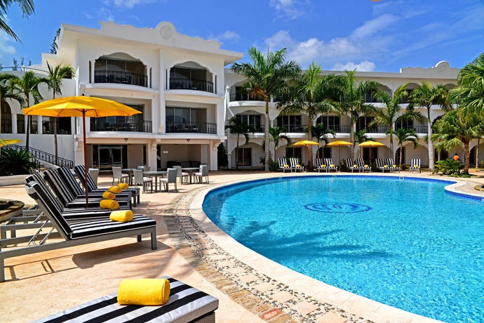 Imagen de la piscina del Hotel Nh Haiti El Rancho. Foto 16