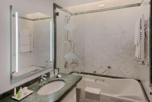 Imagen de la habitación del Hotel Nh Lecco Pontevecchio. Foto 20