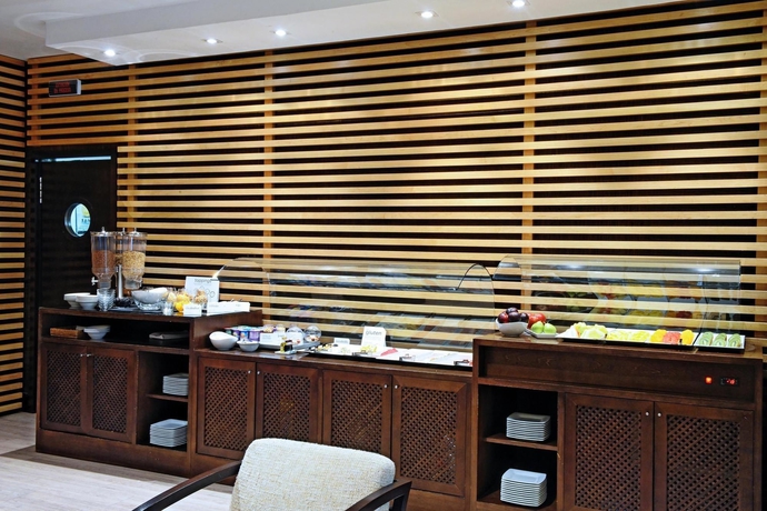 Imagen del bar/restaurante del Hotel Nh Madrid Balboa. Foto 2