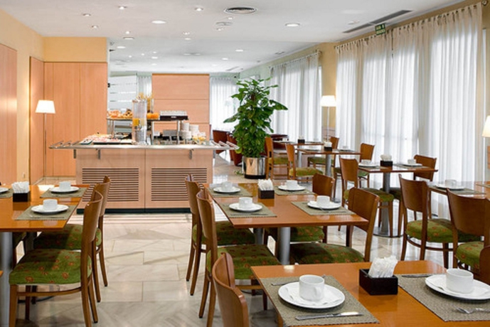 Imagen del bar/restaurante del Hotel Nh Madrid Barajas Airport. Foto 8