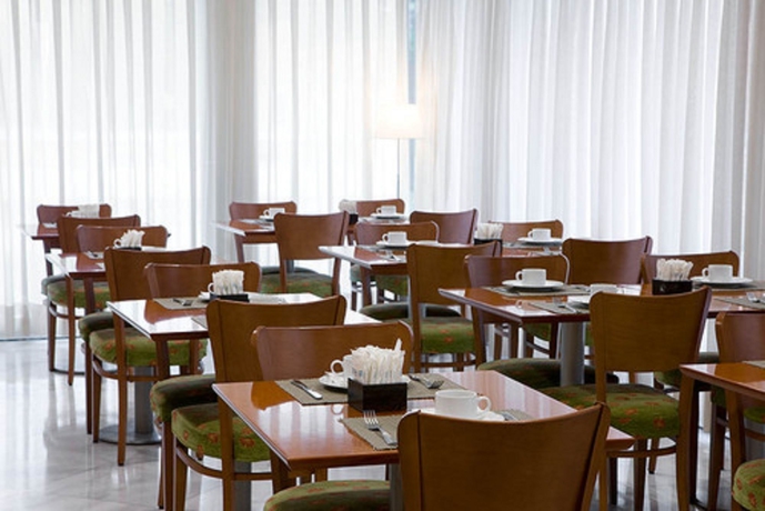 Imagen del bar/restaurante del Hotel Nh Madrid Barajas Airport. Foto 9