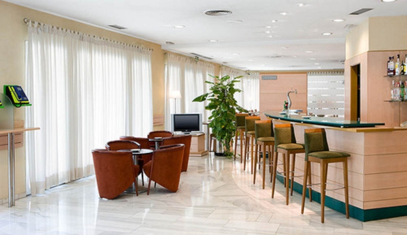 Imagen del bar/restaurante del Hotel Nh Madrid Barajas Airport. Foto 11