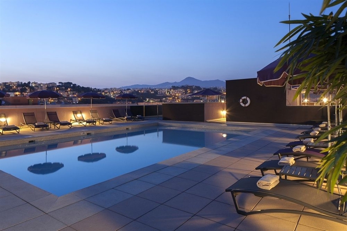 Imagen de la piscina del Hotel Nh Nice. Foto 16