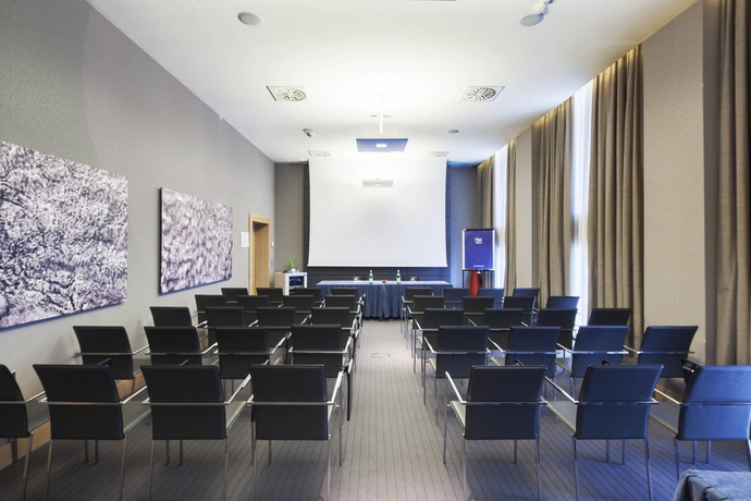 Imagen de los interiores del Hotel Nh Pisa. Foto 7