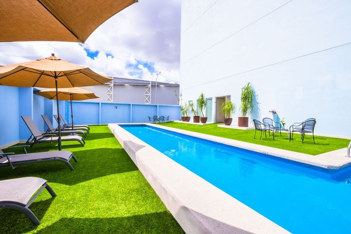 Imagen de la piscina del Hotel Nh Puebla Finsa. Foto 11