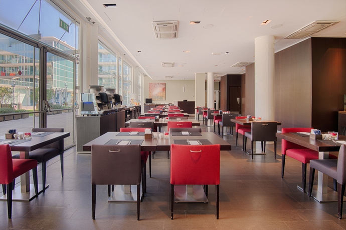 Imagen del bar/restaurante del Hotel Nh Savona Darsena. Foto 6