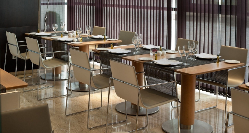 Imagen del bar/restaurante del Hotel Nh Sevilla Plaza De Armas. Foto 3