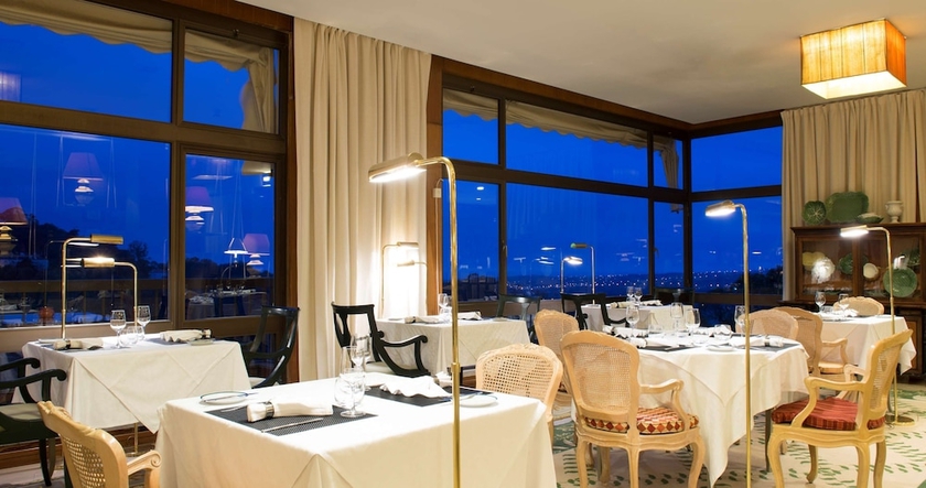 Imagen del bar/restaurante del Hotel Nh Sintra Centro. Foto 2