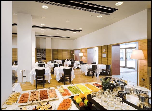 Imagen del bar/restaurante del Hotel Nh Torino Santo Stefano. Foto 4