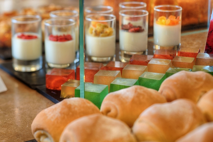 Imagen del bar/restaurante del Hotel Nh Trento. Foto 2