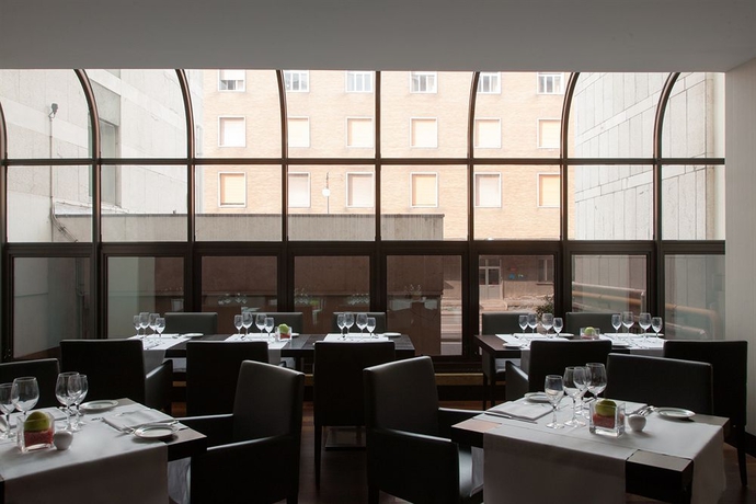 Imagen del bar/restaurante del Hotel Nh Trieste. Foto 2