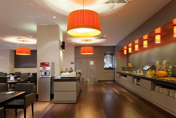 Imagen del bar/restaurante del Hotel Nh Trieste. Foto 3