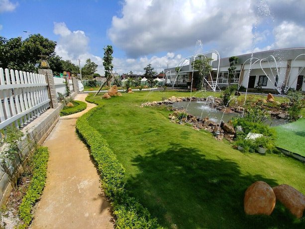 Imagen de los exteriores del Hotel Nhat Quang. Foto 18