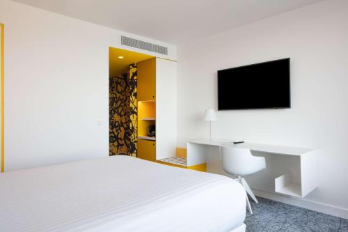 Imagen de la habitación del Hotel Nhow Marseille. Foto 11