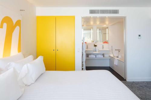 Imagen de la habitación del Hotel Nhow Marseille. Foto 12