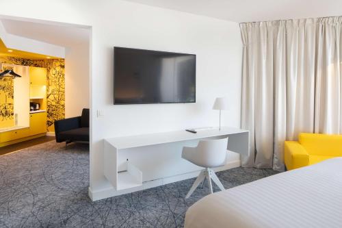 Imagen de la habitación del Hotel Nhow Marseille. Foto 17