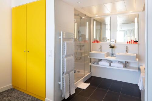 Imagen de la habitación del Hotel Nhow Marseille. Foto 18