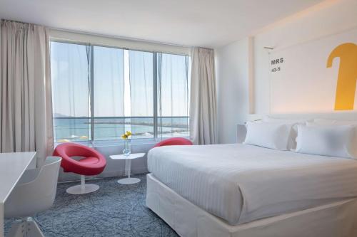 Imagen de la habitación del Hotel Nhow Marseille. Foto 19