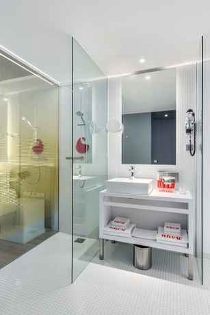 Imagen de la habitación del Hotel Nhow Rotterdam. Foto 9