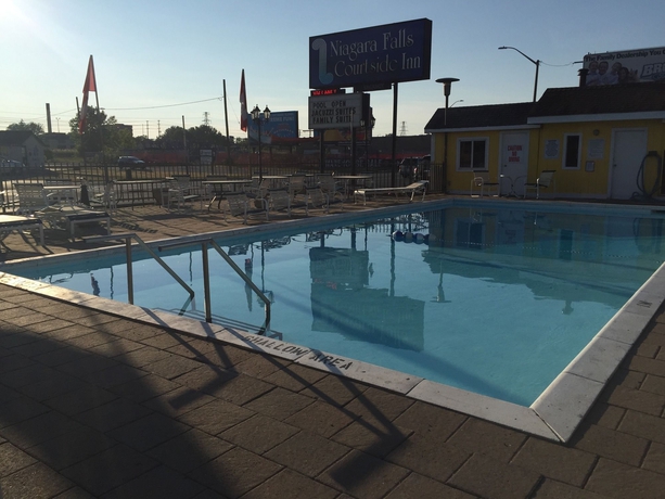 Imagen de la piscina del Hotel Niagara Falls Courtside Inn. Foto 15