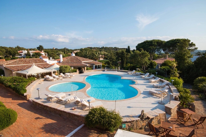 Imagen de la piscina del Hotel Nibaru. Foto 15