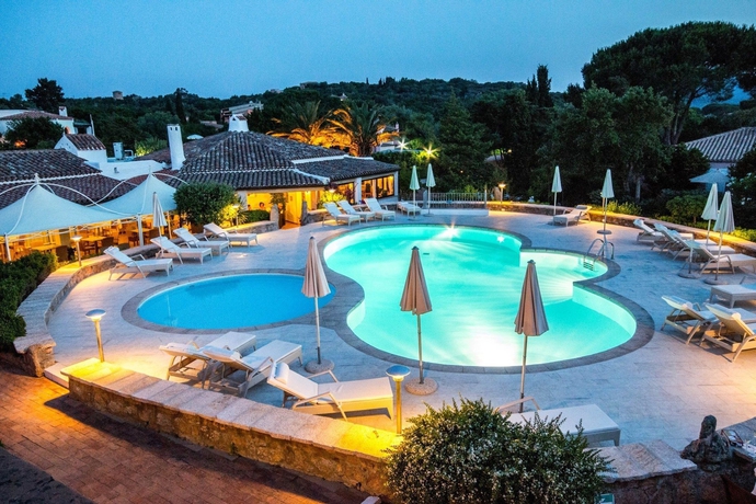 Imagen de la piscina del Hotel Nibaru. Foto 16