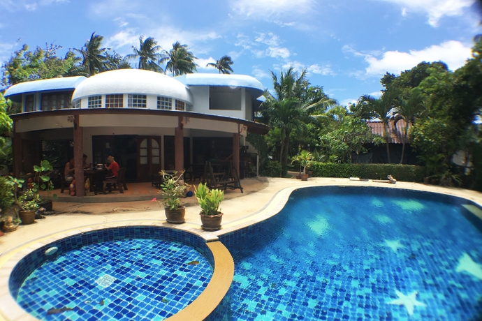 Imagen de la piscina del Hotel Nice 'n Easy House. Foto 19