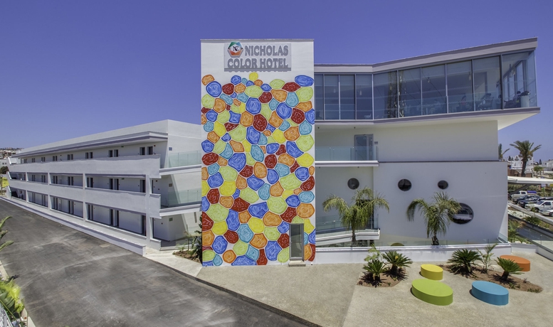 Imagen de los exteriores del Hotel Nicholas Color. Foto 14