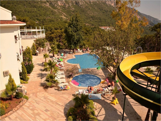 Imagen de la piscina del Hotel Nicholas Park. Foto 9