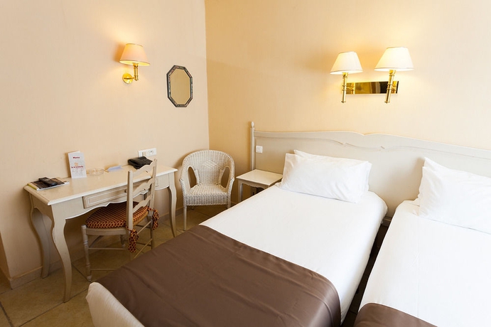 Imagen de la habitación del Hotel Nîmotel. Foto 10