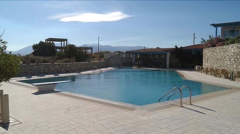 Imagen de la piscina del Hotel Nicolas Apartments. Foto 17