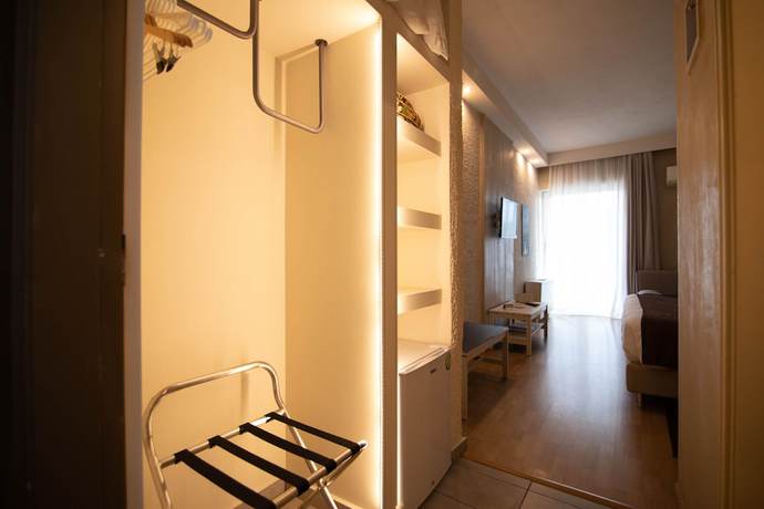 Imagen de la habitación del Hotel Nidimos. Foto 9