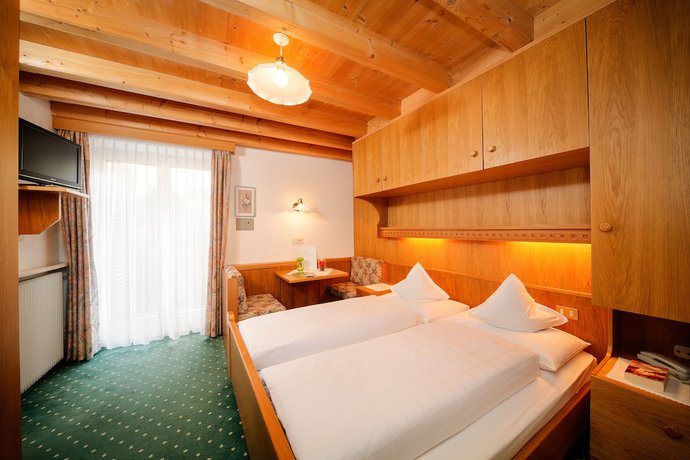 Imagen de la habitación del Hotel Niedermair. Foto 17