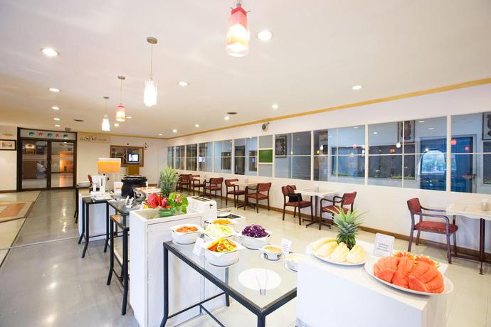 Imagen del bar/restaurante del Hotel Night Bazaar Place. Foto 2