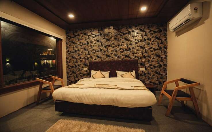 Imagen de la habitación del Hotel Night In Paradise. Foto 17