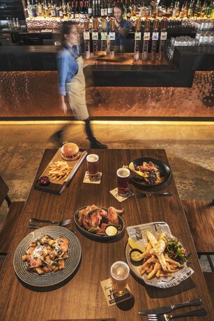 Imagen del bar/restaurante del Hotel Nightcap At The Cheeky Squire. Foto 18