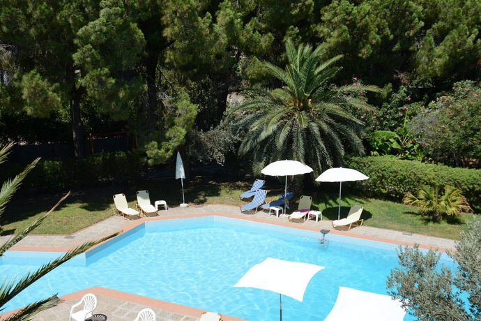 Imagen de la piscina del Hotel Niki Apartments. Foto 16