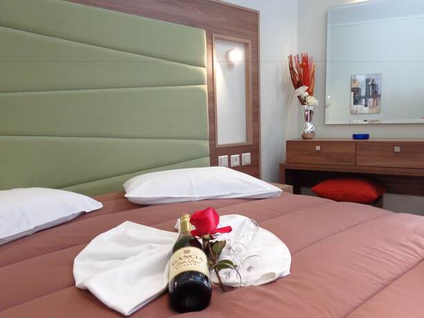 Imagen de la habitación del Hotel Niki Studios Sea-Front. Foto 17