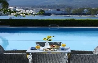 Imagen de la piscina del Hotel Niki's Village. Foto 7