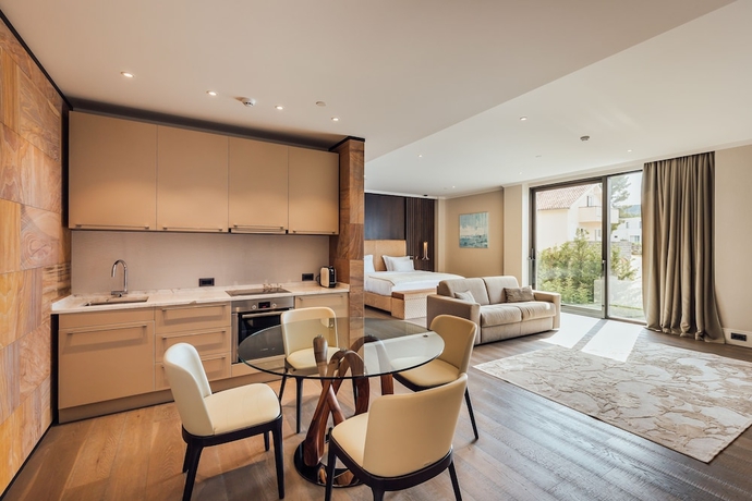 Imagen de la habitación del Hotel Nikki Beach Resort and Spa Montenegro. Foto 2