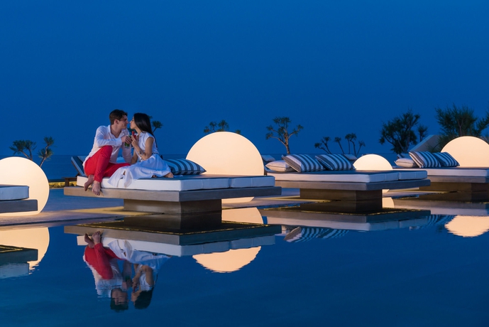 Imagen de la piscina del Hotel Nikki Beach Resort and Spa Santorini. Foto 15